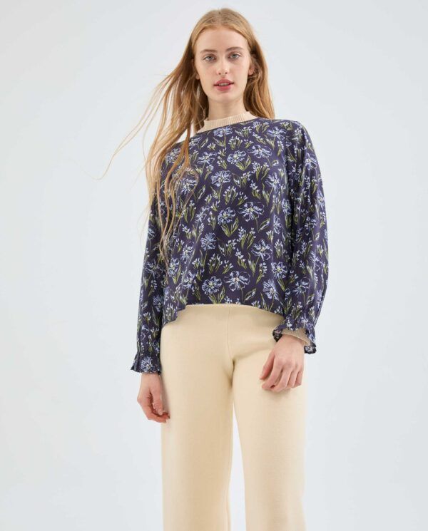 Blusa con estampado floral azul