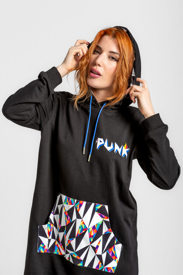 PUNK PANDA: a veces sacamos nuestro lado más PUNK y revolucionario,... ¿seremos una pandilla de locos? BENDITA LOCURA. - Vestido sudadera en tejido suave de mezcla de algodón. Modelo con capucha forrada con print y con cordón de ajuste, hombros caídos, bolsillo canguro con motivo de la colección y posicional en la espalda. Puños y bajo en punto elástico de canalé.