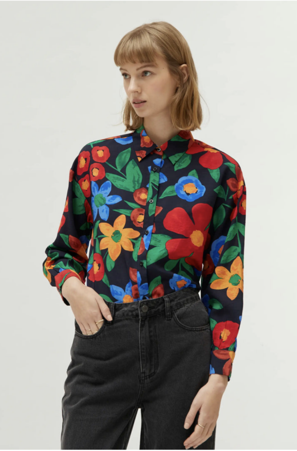 Camisa en crepé de viscosa con estampado de flores multicolor. Con cuello solapa y manga larga. Cierre frontal con botones.