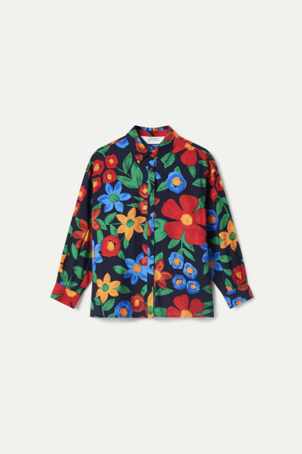 Camisa en crepé de viscosa con estampado de flores multicolor. Con cuello solapa y manga larga. Cierre frontal con botones.